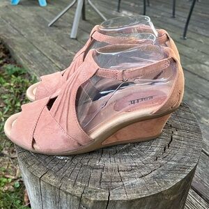 Earth Curvet Blush Suede Shoes Size 8‎
